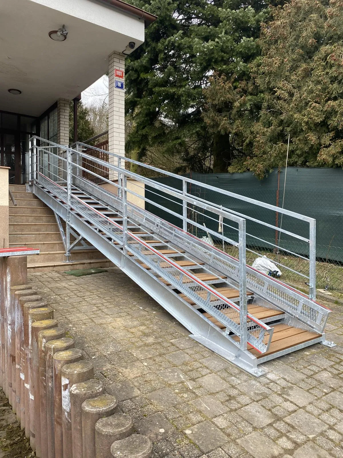 Rampové ocelové schodiště se sklápěcími nájezdy, Praha-Barrandov — Schodiště, Praha-Barrandov