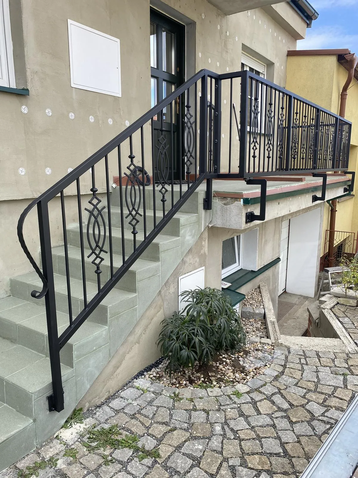 Kované exteriérové ocelové zábradlí, Žďár nad Sázavou — Zábradlí, Žďár nad Sázavou